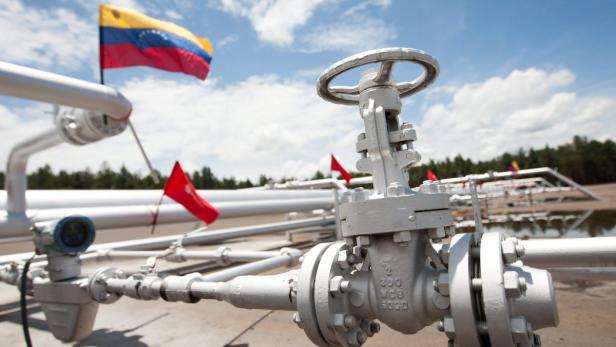 Eine Öl- oder Gasanlage mit einer venezolanischen Flagge im Hintergrund.