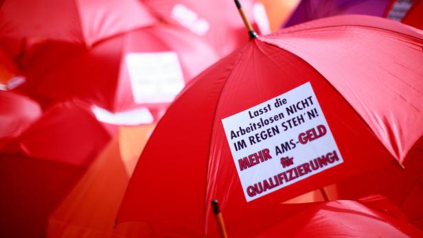 "Bildung oida": Demo gegen Kürzungen bei AMS-Budget