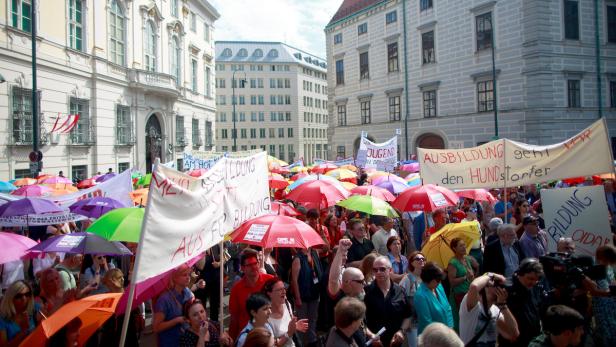 "Bildung oida": Demo gegen Kürzungen bei AMS-Budget