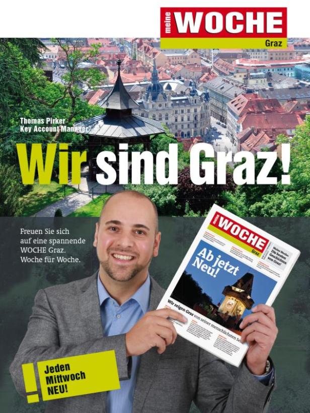 Ein Mann hält eine „Meine Woche Graz“-Zeitung vor einem Hintergrund von Graz.