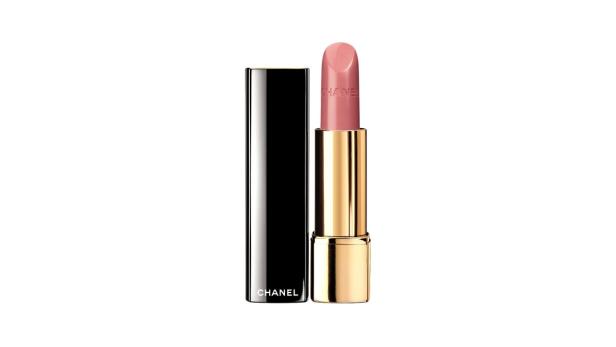 Ein geöffneter Chanel-Lippenstift mit rosafarbenem Farbton steht vor seinem schwarzen Gehäuse.