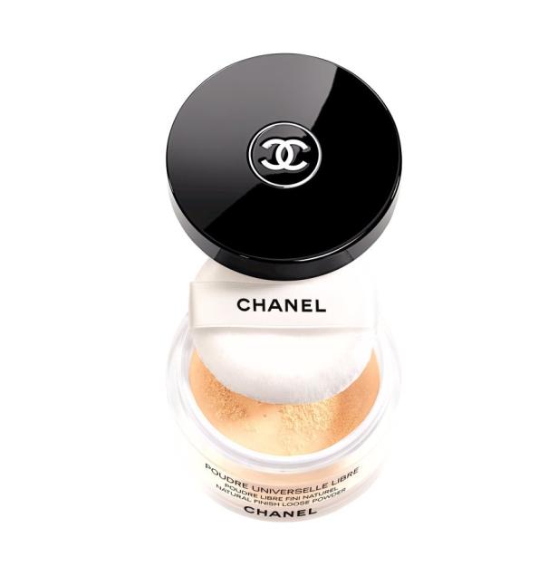 Ein loser Puder von Chanel mit einem schwarzen Deckel und einem Puderbausch.