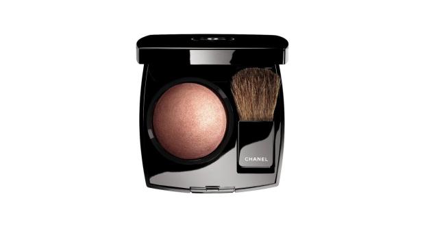 Ein geöffneter, schwarzer Chanel Rouge Blush mit Pinsel.