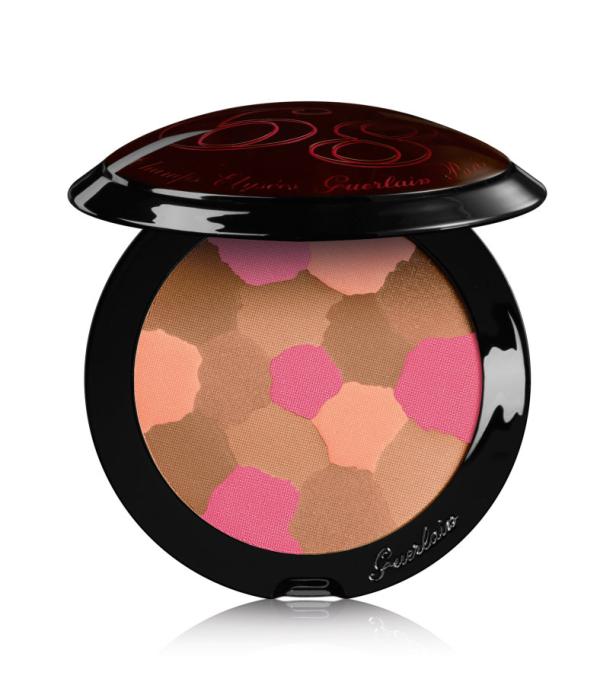 Ein offener, runder Make-up-Puder von Guerlain mit verschiedenen Farbnuancen.