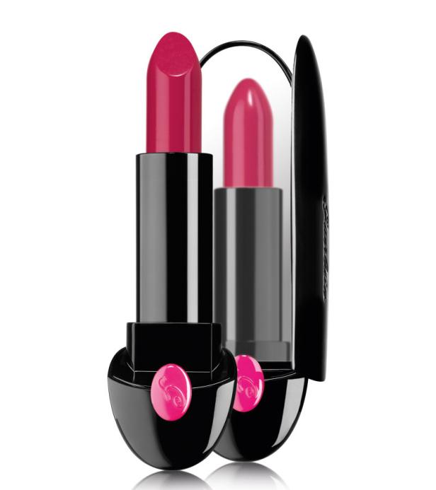 Ein rosafarbener Lippenstift von Guerlain vor einem Spiegel.