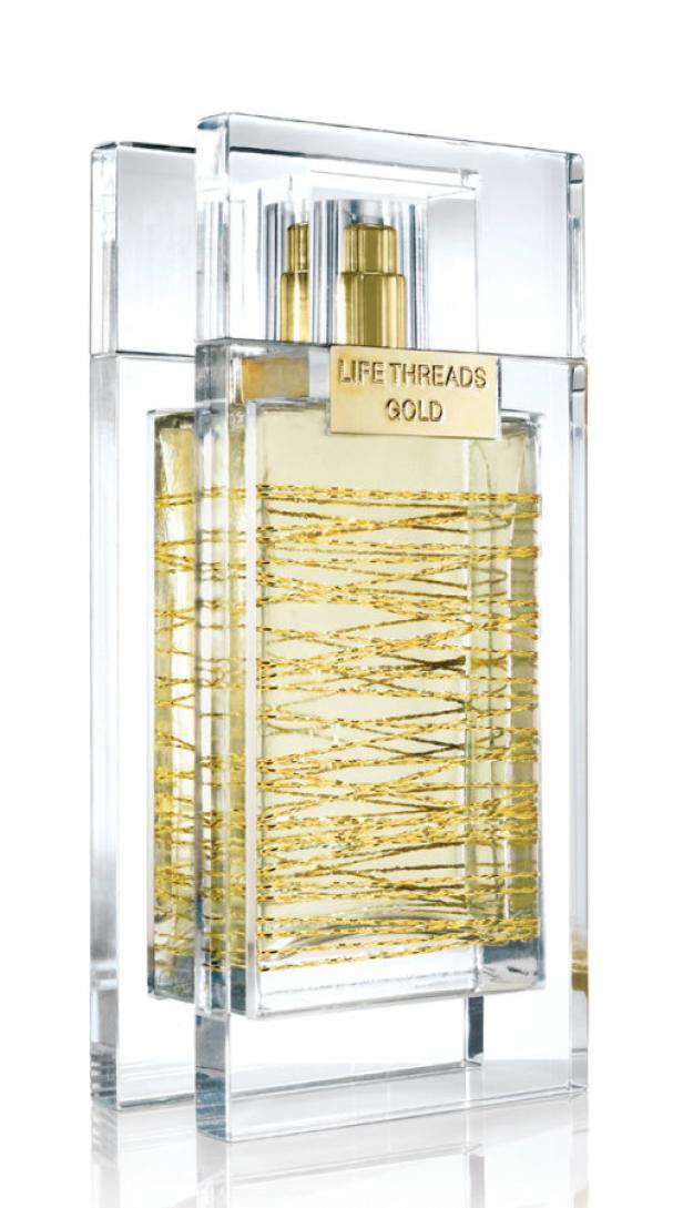 Ein Flakon des Parfüms „Life Threads Gold“ mit goldenen Fäden umwickelt.