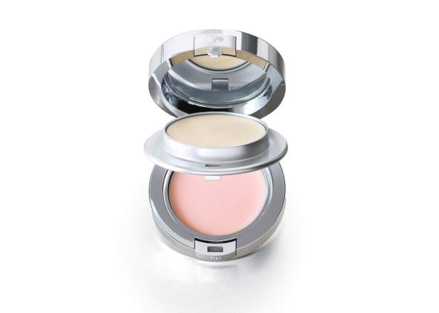 Eine geöffnete, silberne Make-up-Dose mit Lippen- und Augenbalsam.