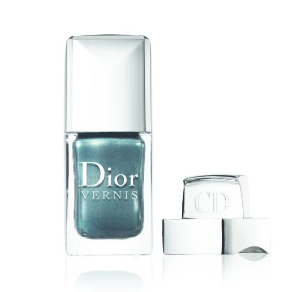 Eine Flasche Dior Nagellack in einem metallischen Blauton mit silbernem Deckel.