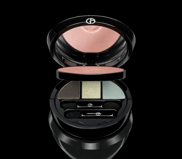 Ein geöffneter „Giorgio Armani“ Make-up-Koffer mit verschiedenen Farben und Applikatoren.