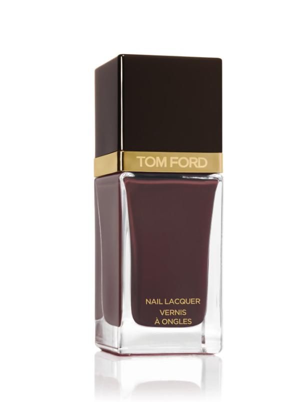 Eine Flasche Nagellack der Marke Tom Ford in einem dunklen, rötlichen Farbton.