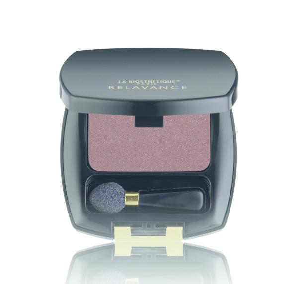 Ein geöffneter La Biosthétique Lidschatten in einem Rosaton mit Applikator.