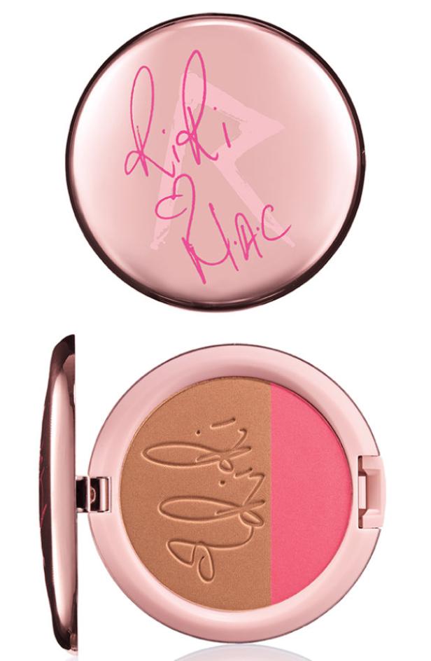 Ein „Riri Hearts MAC“-Rouge- und Bronzer-Duo in einer rosafarbenen Dose.