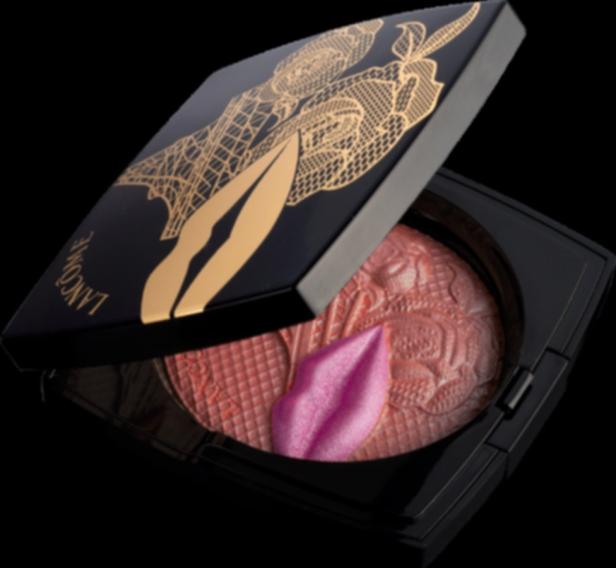 Ein geöffneter, schwarzer Lancôme-Puder mit goldenen Verzierungen und einem rosafarbenen Lippenstift-Applikator.