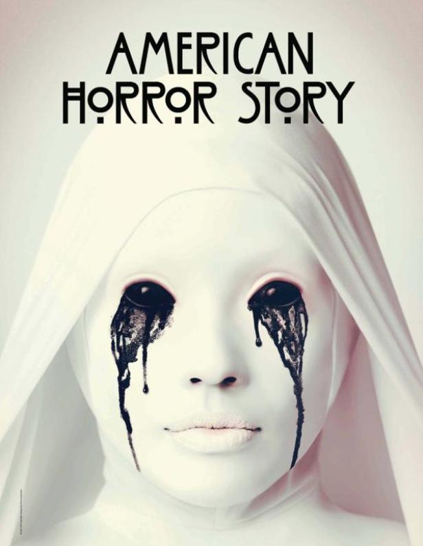 (c: Gene Page/AMC) Ein Werbeplakat für „American Horror Story“ mit einer unheimlichen Nonne mit schwarzen Tränen.