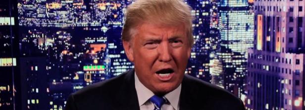 Donald Trump vor einem nächtlichen Stadtbild.