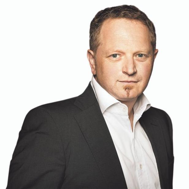 Gerald Reischl, Futurezone.at-Chefredakteur, passt das Technologie-Portal mit seinem Team zeitgemäßen Nutzungs- und Medienbedürfnissen an. (c: kurier - mangione jeff) Ein Mann mit Anzug und Kinnbart blickt in die Kamera.