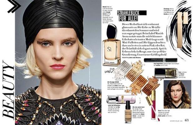 Ein Model mit blonden Haaren und einem schwarzen Turban trägt auffälliges Make-up.