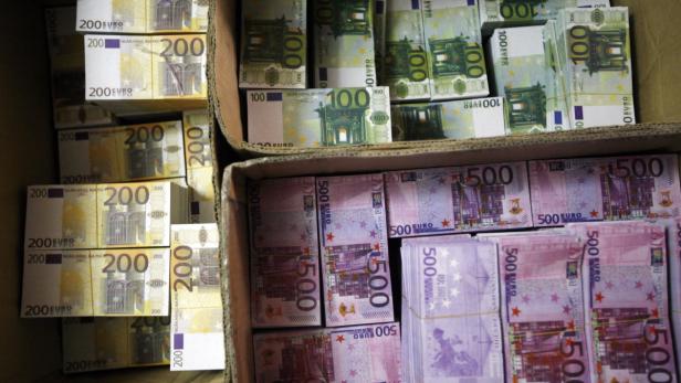 Mehrere Bündel mit 200-, 100- und 500-Euro-Scheinen in Kartons.