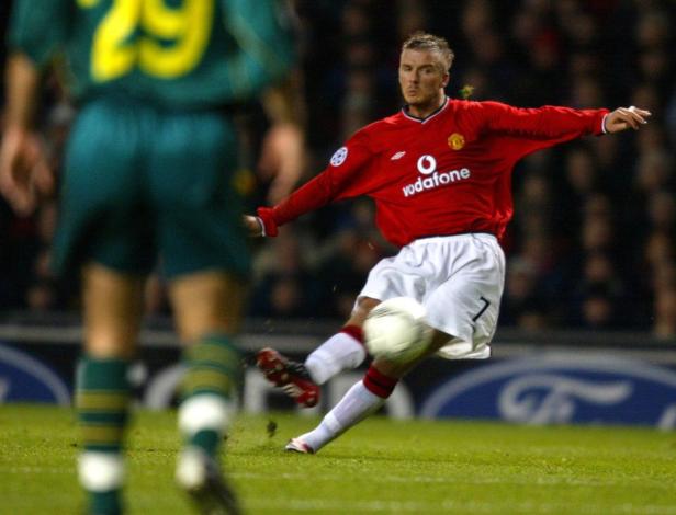 David Beckham schießt während eines Fußballspiels einen Ball.