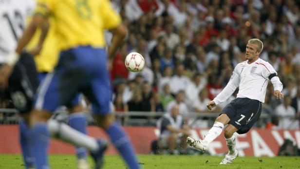 David Beckham schießt bei einem Fußballspiel auf den Ball.