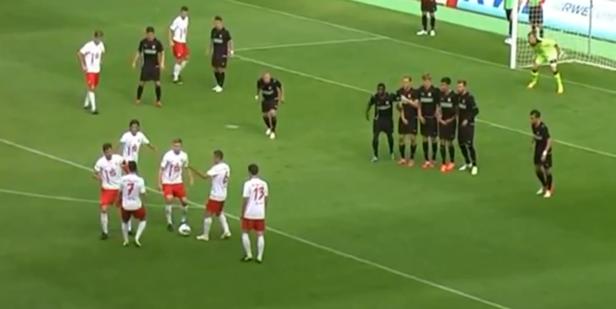 Eine Fußballmannschaft bereitet sich auf einen Freistoß vor.