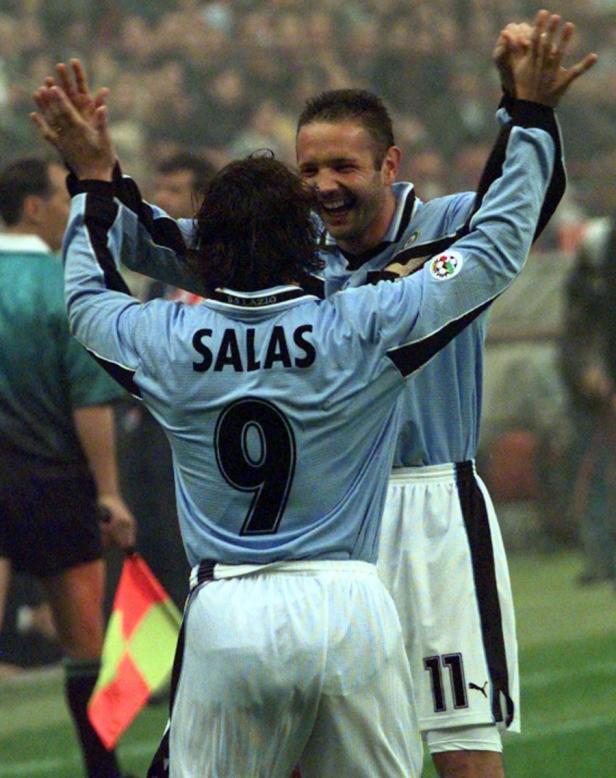 Die Fußballspieler Salas und Mihajlović jubeln gemeinsam auf dem Spielfeld.