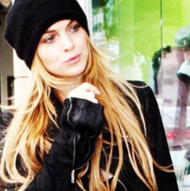 Lindsay Lohan mit schwarzer Mütze und Jacke.