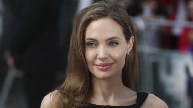 Porträt von Angelina Jolie mit langen, gewellten Haaren.