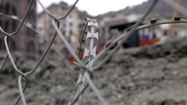 Stacheldrahtzaun vor einer Baustelle.