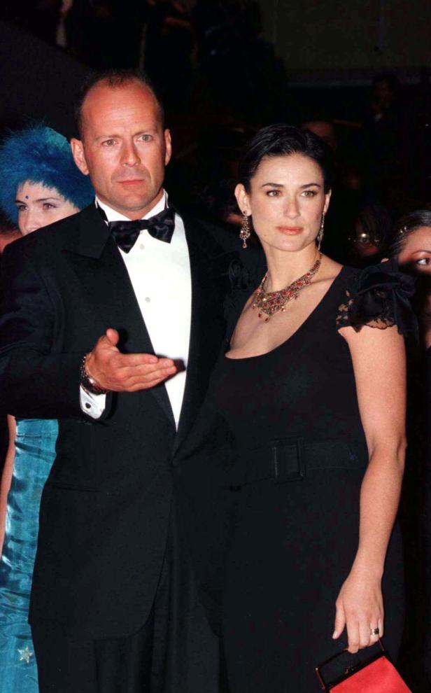 Bruce Willis und Demi Moore posieren auf einem Event.