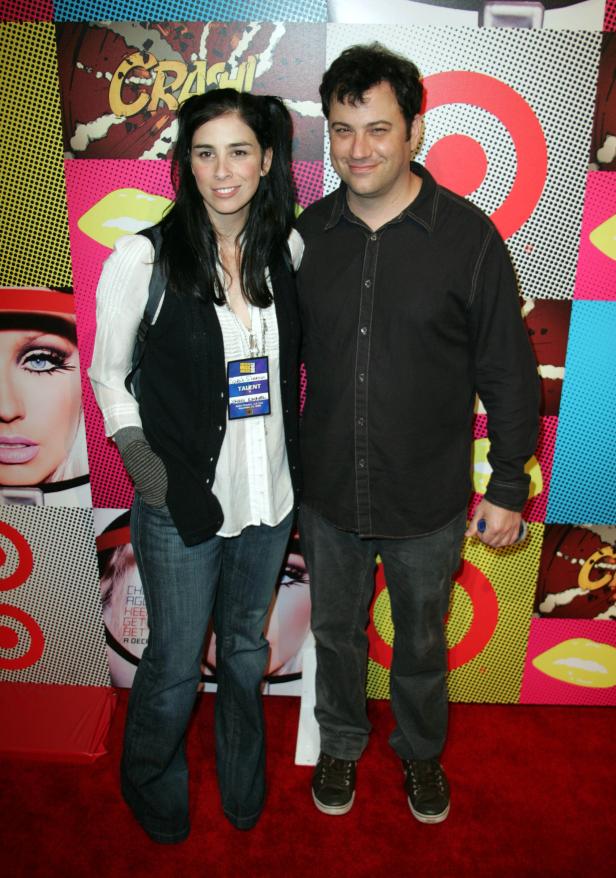 Sarah Silverman und Jimmy Kimmel posieren vor einer bunten Wand.