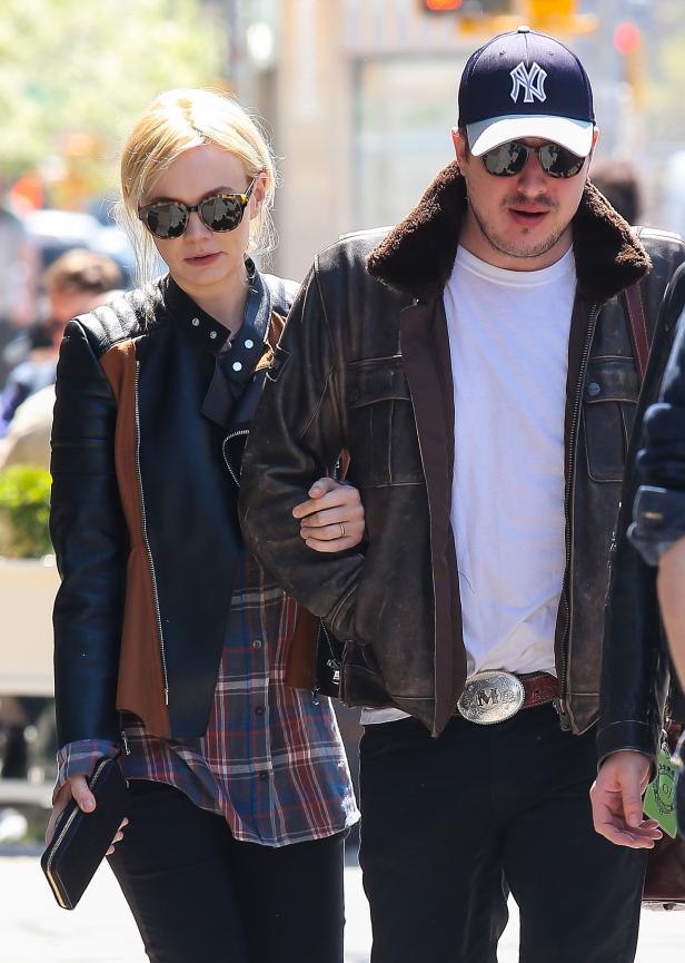 Carey Mulligan geht mit ihrem Ehemann Hozier Arm in Arm spazieren.