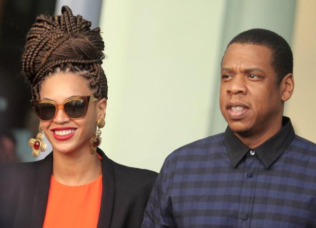 Beyoncé und Jay-Z posieren zusammen.