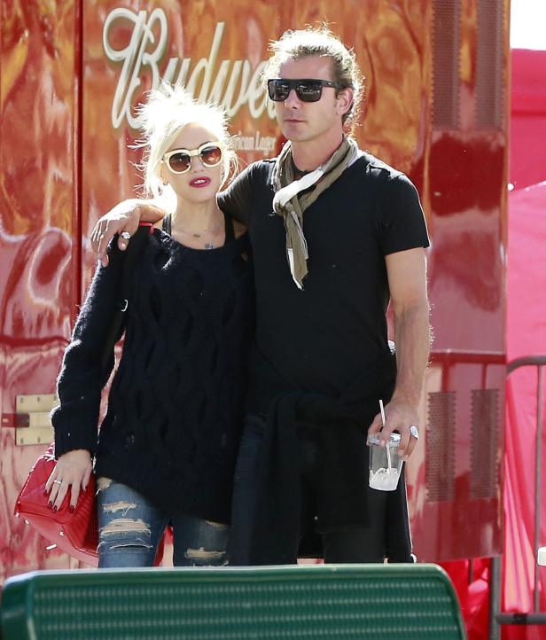 Gwen Stefani und Gavin Rossdale posieren vor einem Budweiser-Truck.