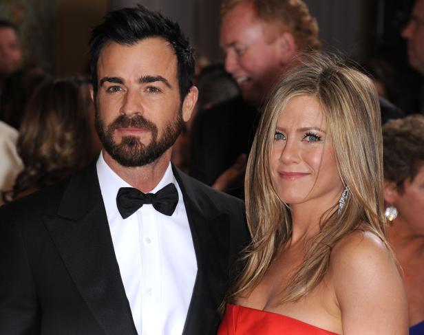 Jennifer Aniston und Justin Theroux posieren auf dem roten Teppich.