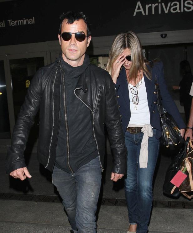 Justin Theroux und Jennifer Aniston verlassen gemeinsam einen Ankunftsbereich.