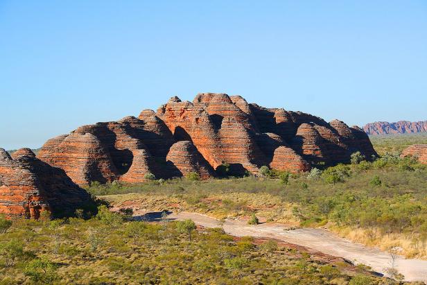 Die bienenkorbartigen Felsformationen der Bungle Bungle Range in Westaustralien.