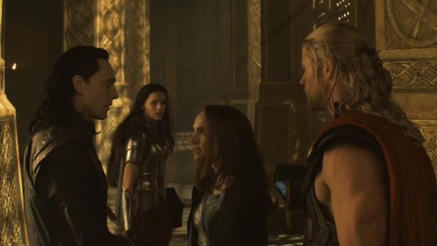Thor, Loki, Jane Foster und Sif stehen in einer Halle in Asgard.