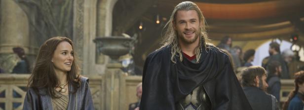 Natalie Portman und Chris Hemsworth in einer Szene aus dem Film „Thor: The Dark Kingdom“.