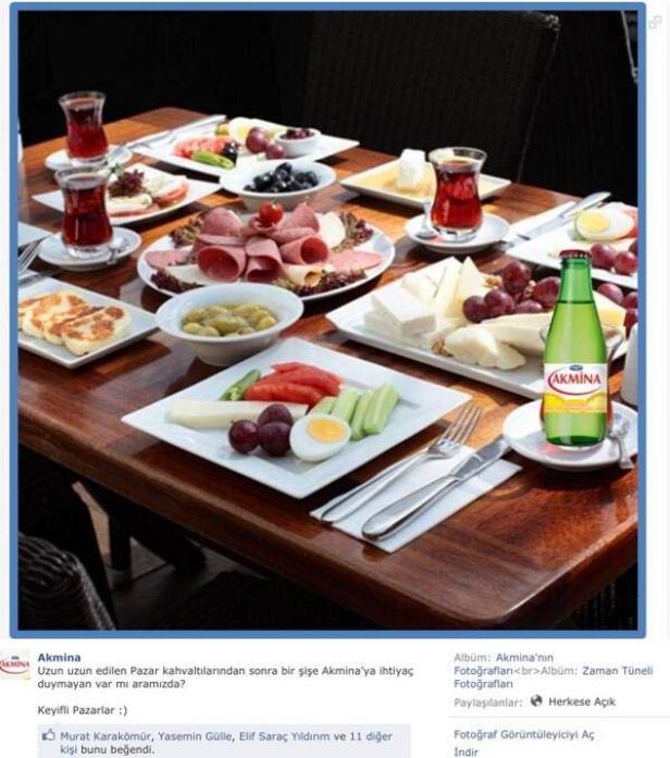 Ein reichhaltiges Frühstück mit Wurst, Käse, Gemüse und türkischem Tee auf einem Holztisch.