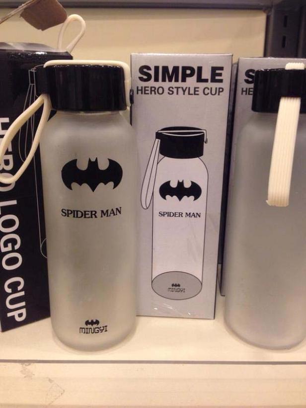 Eine Wasserflasche mit Batman-Logo und dem Schriftzug „Spider-Man“ steht neben ihrer Verpackung.