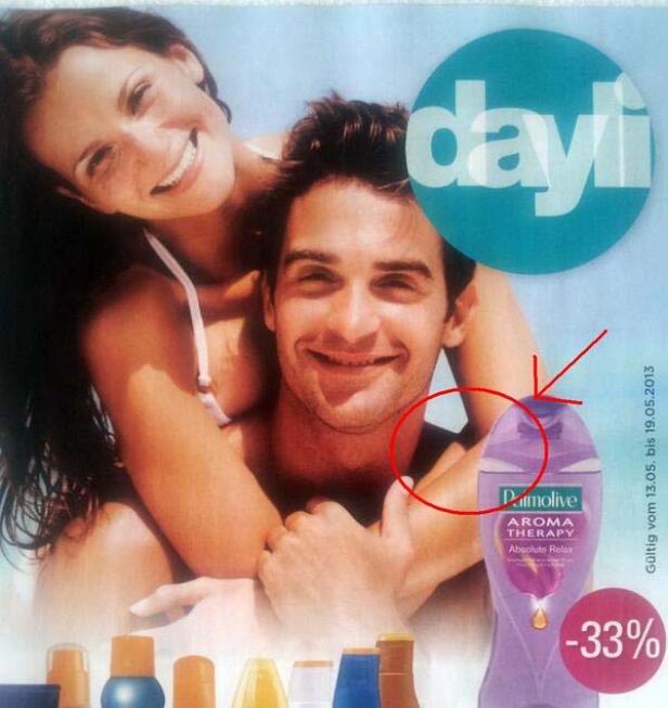 Ein lächelndes Paar umarmt sich; im Vordergrund eine Flasche Palmolive Aroma Therapy Duschgel.