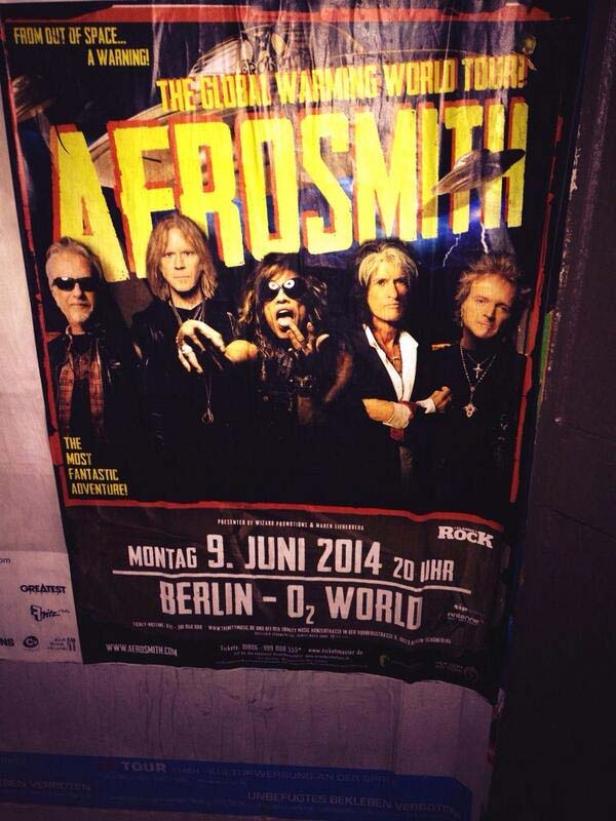 Ein Konzertplakat für Aerosmiths „Global Warming World Tour“ in der Berliner O2 World am 9. Juni 2014.