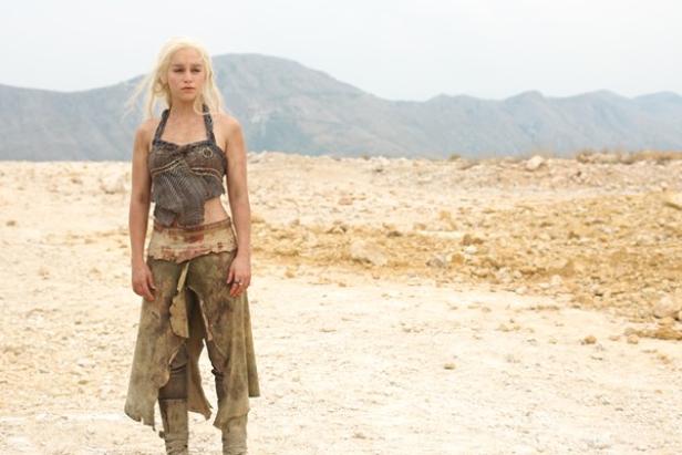 Daenerys Targaryen steht in der Wüste.