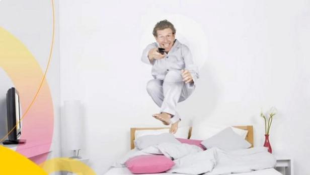Cafè Puls macht TV-Zuschauer munter. Medienkonsumenten in Österreich lassen sich aber zu zwei Drittel von Morning-Shows im Radio wecken und in den Tag begleiten. (beide Bilder c: dv5.at)