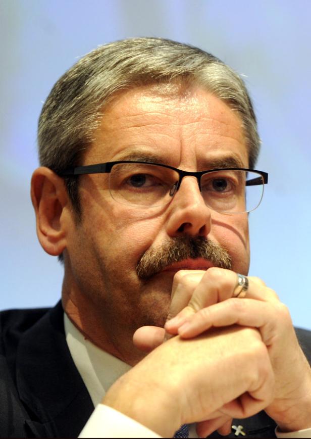 Hameseder Ein Mann mit Brille und Schnurrbart hält die Hände vor dem Gesicht.