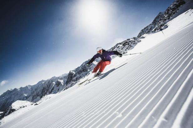 Ein Skifahrer fährt eine präparierte Piste hinunter.