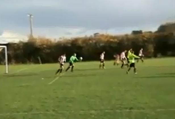 Ein Fußballtorwart fängt den Ball während eines Fußballspiels.