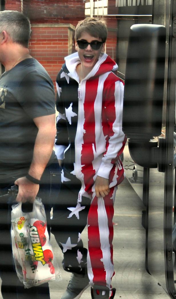 Justin Bieber in einem rot-weiß gestreiften Trainingsanzug mit Sternen.