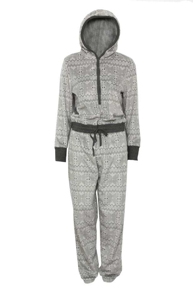 Ein grauer Overall mit Kapuze und einem Muster aus stilisierten Schneeflocken.